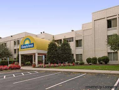 Days Inn By Wyndham Newport News City Center Oyster Point Esterno foto