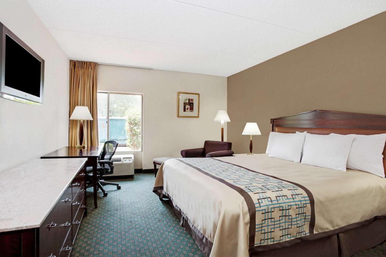 Days Inn By Wyndham Newport News City Center Oyster Point Esterno foto