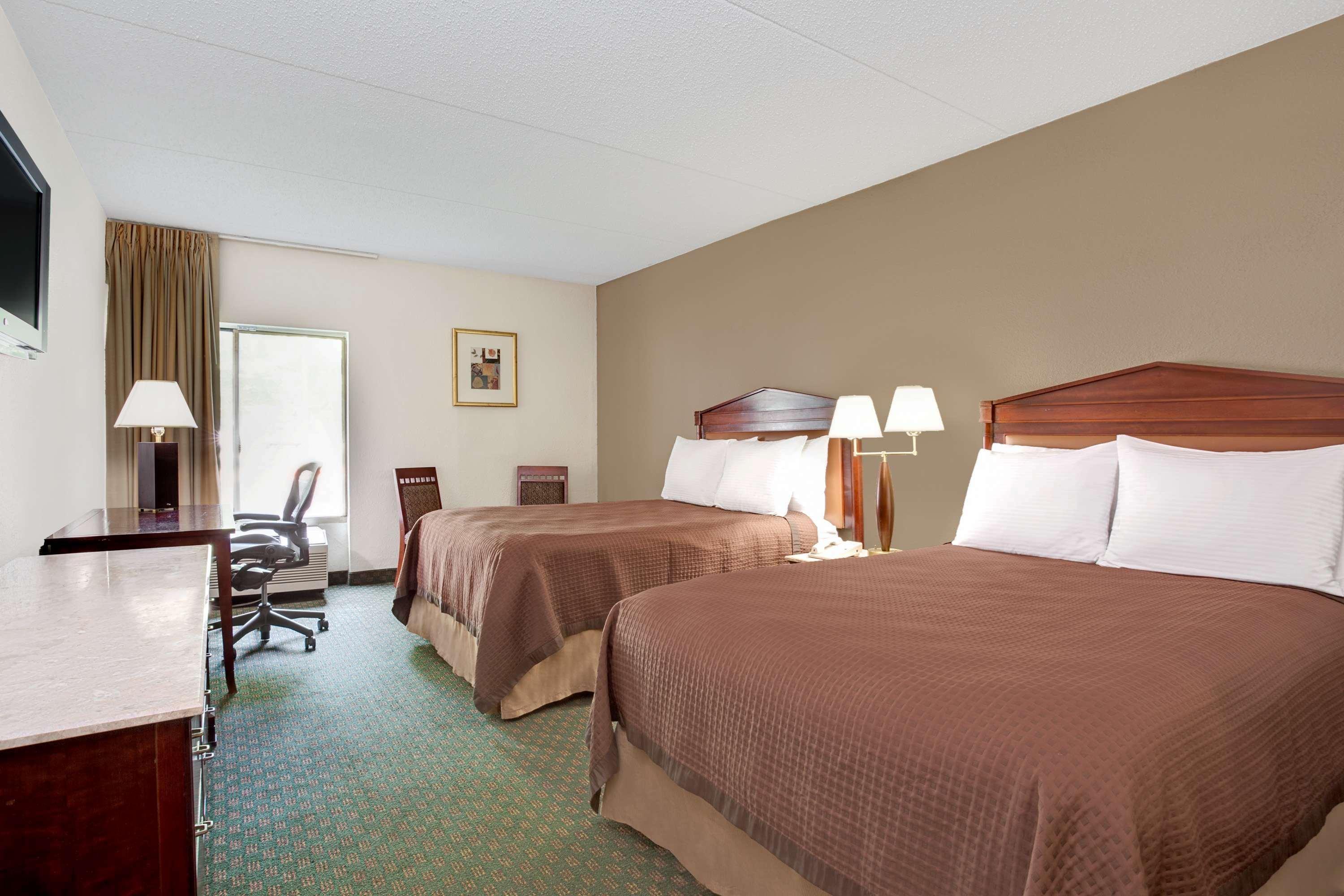Days Inn By Wyndham Newport News City Center Oyster Point Esterno foto