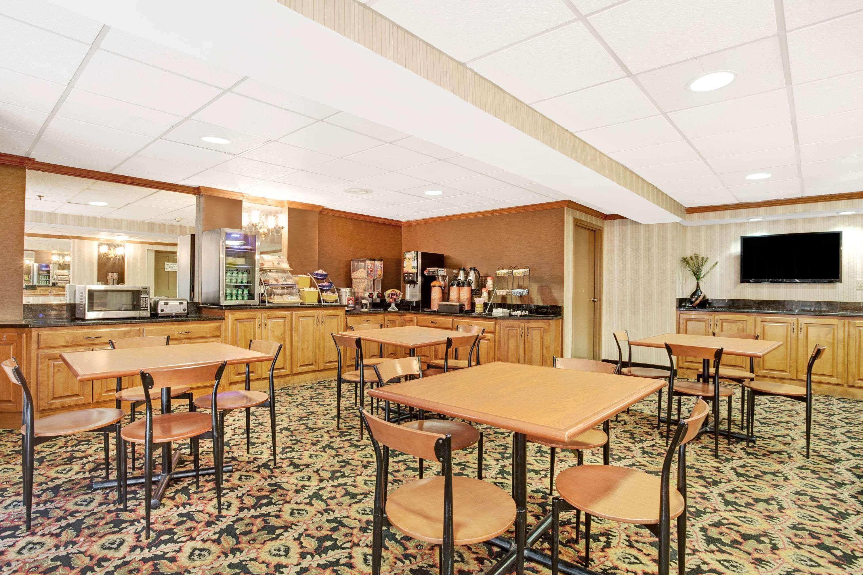 Days Inn By Wyndham Newport News City Center Oyster Point Esterno foto