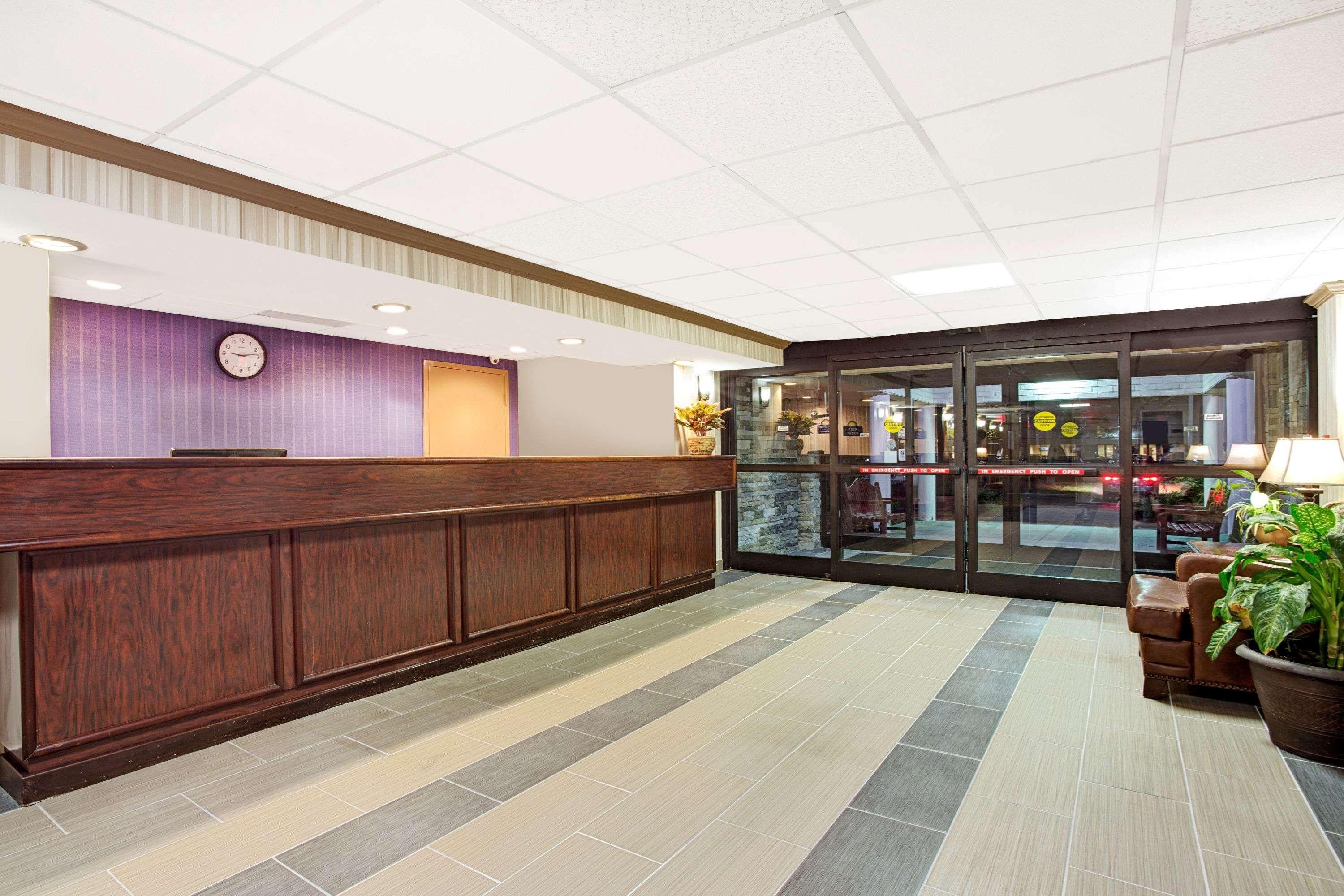 Days Inn By Wyndham Newport News City Center Oyster Point Esterno foto