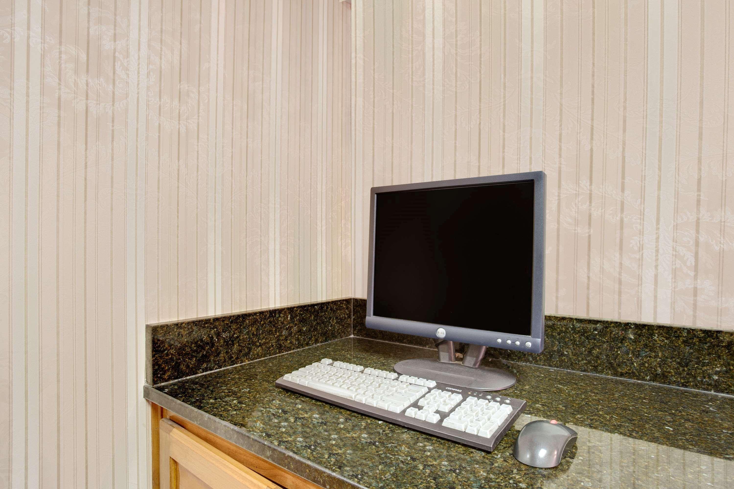 Days Inn By Wyndham Newport News City Center Oyster Point Esterno foto