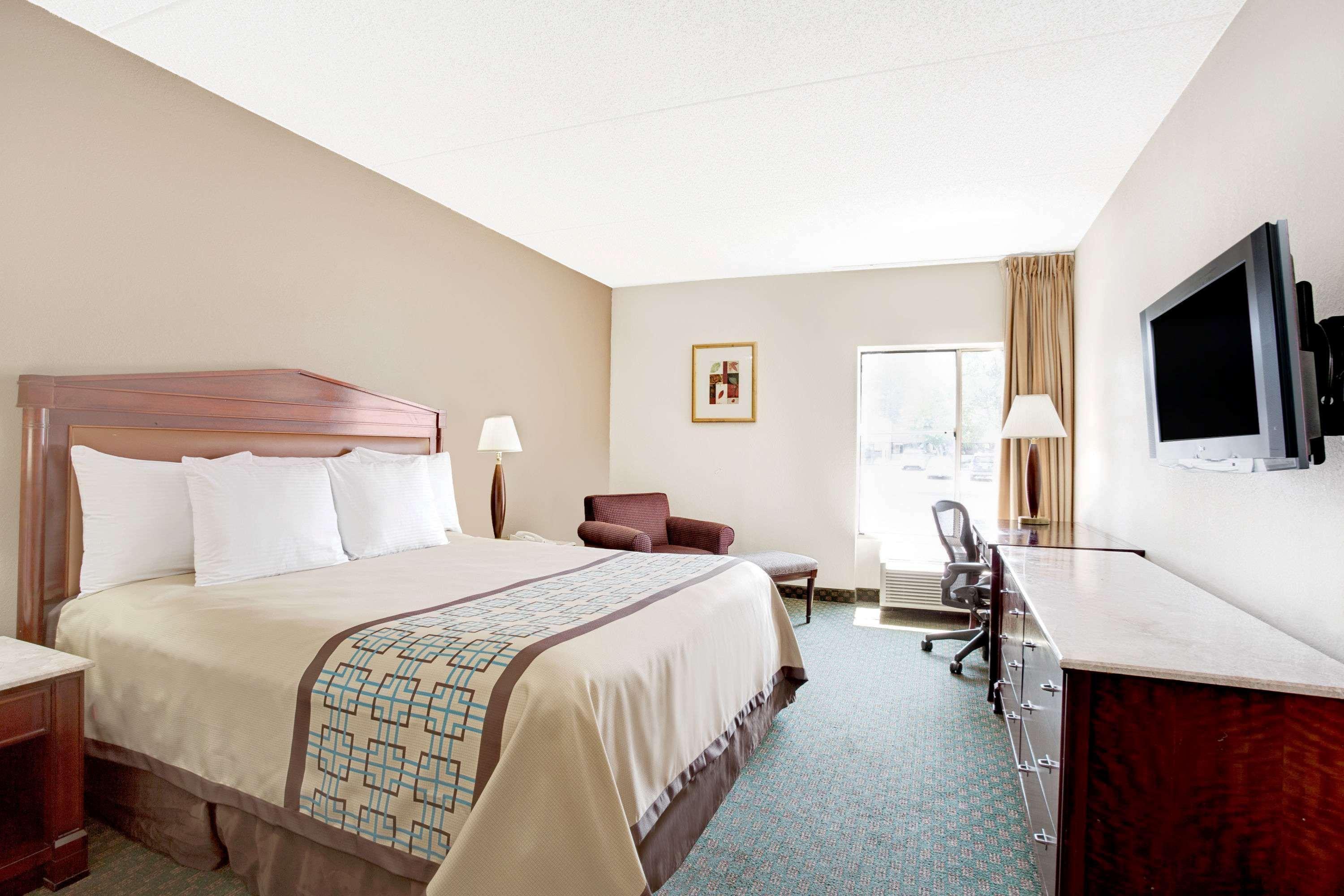 Days Inn By Wyndham Newport News City Center Oyster Point Esterno foto