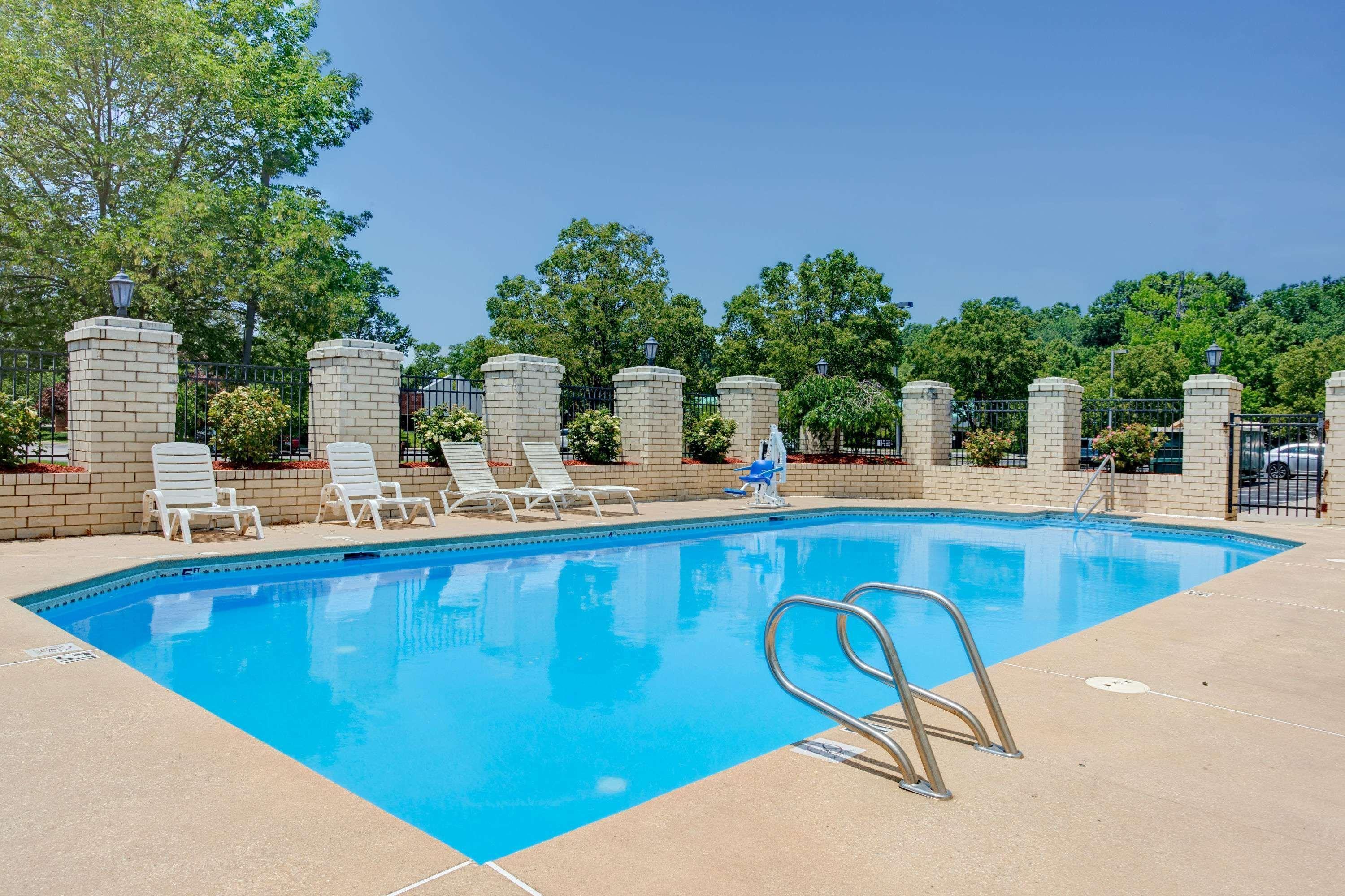 Days Inn By Wyndham Newport News City Center Oyster Point Esterno foto
