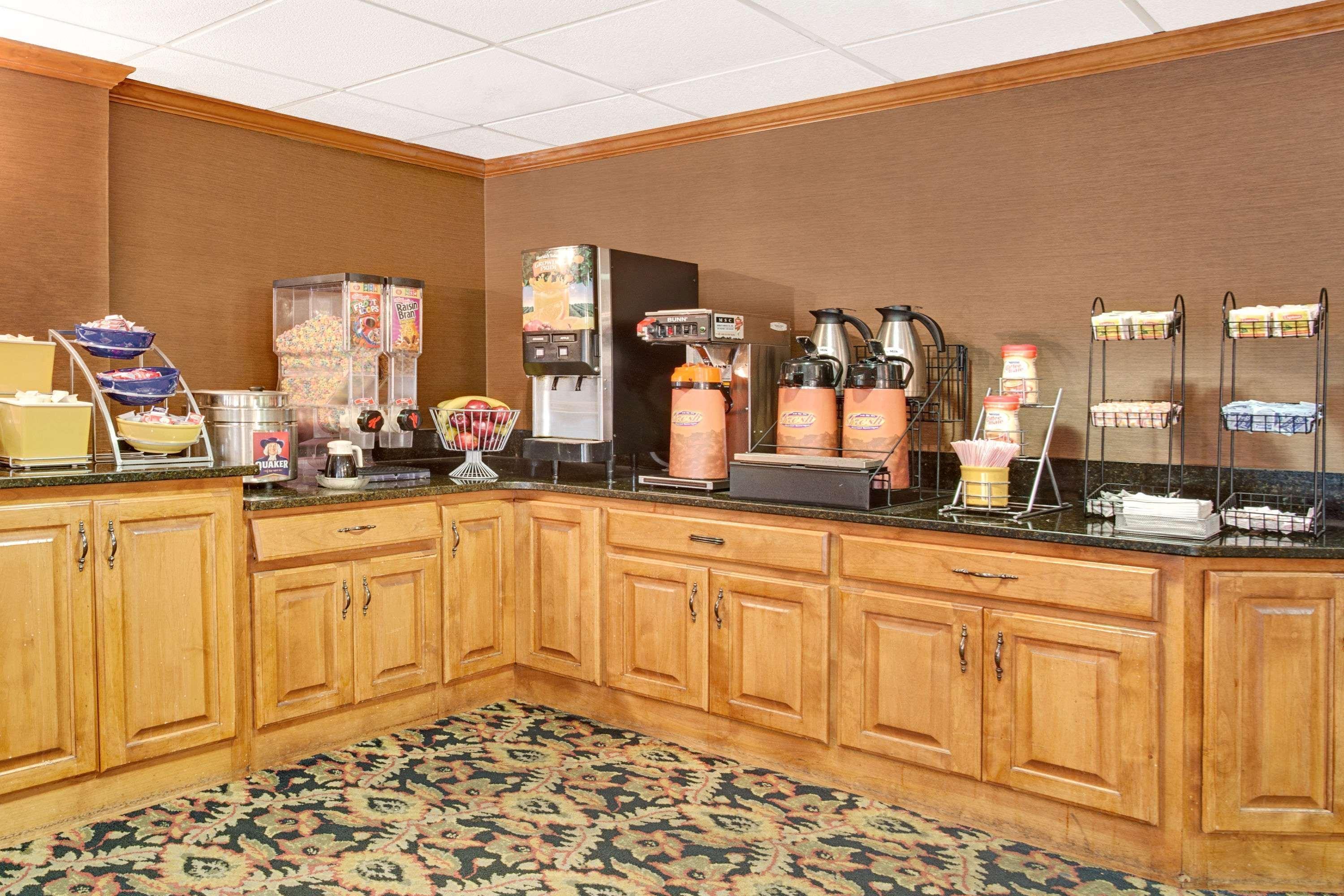 Days Inn By Wyndham Newport News City Center Oyster Point Esterno foto