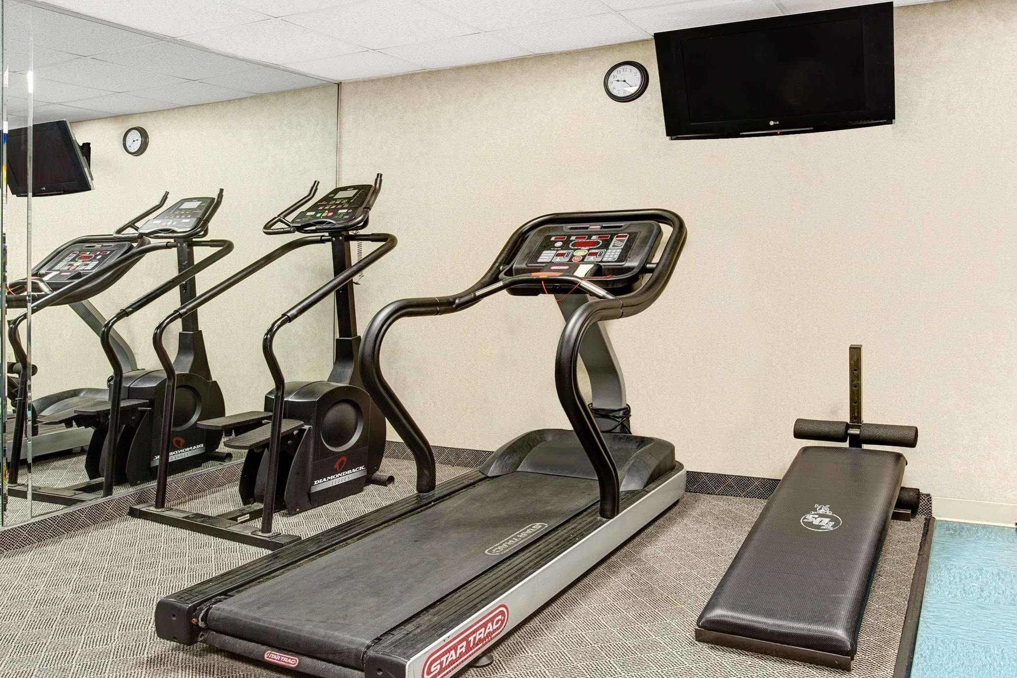 Days Inn By Wyndham Newport News City Center Oyster Point Esterno foto